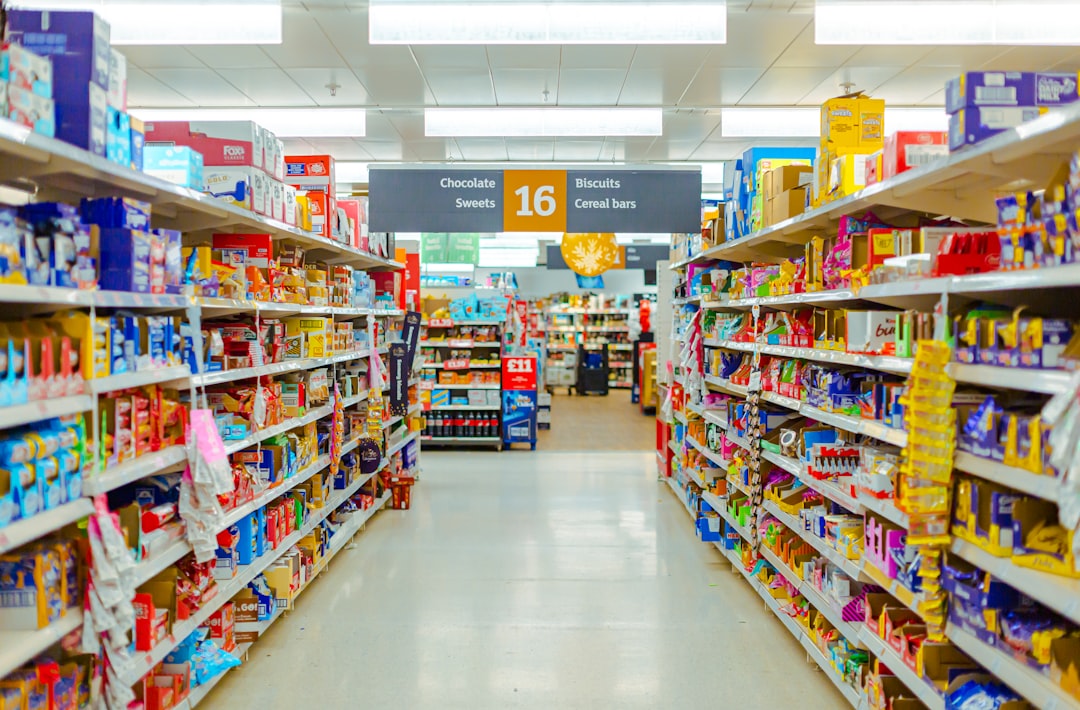 Europese fabrikanten eisen onderzoek:  ’Supermarkten misleiden met lage winstcijfers en oneerlijke handel’