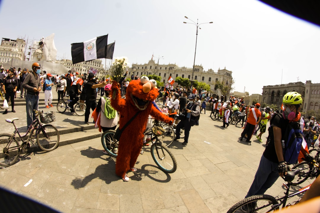 Oranjefietstocht en nieuwe plaquettes aan de kampioenspaal