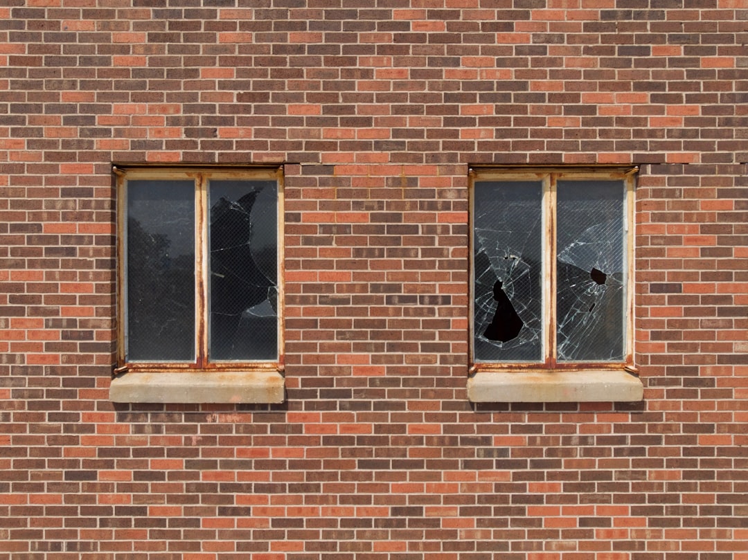 Beelden tonen hoe vandalen stenen gooien door ruit van Turks cultuurcentrum in Eisden