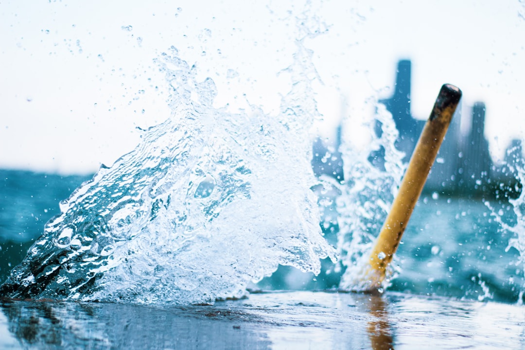 Veel natte pakken bij polstokverspringen tijdens Koningsdag in Bleskensgraaf