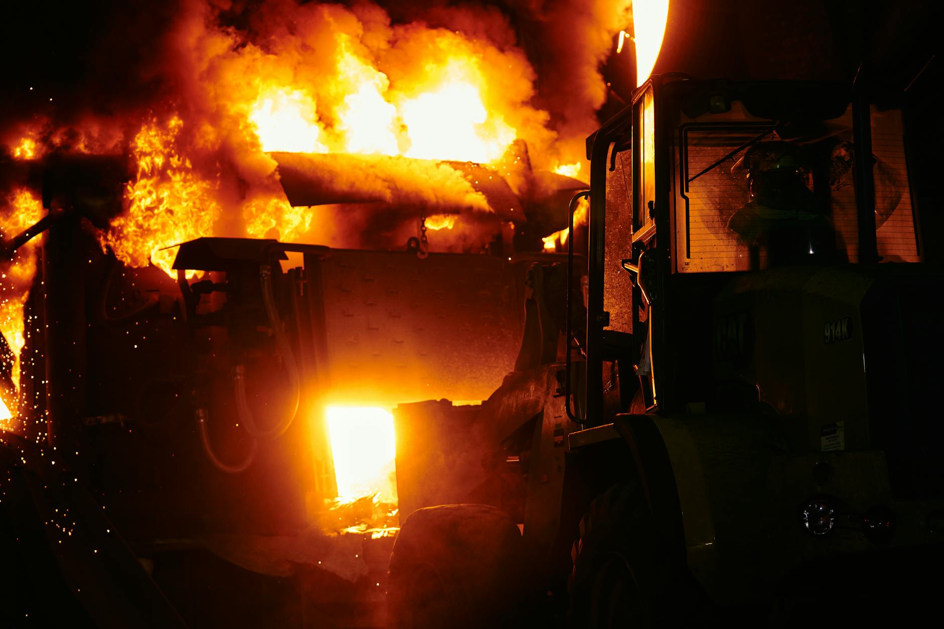Grote schrootbrand bij recyclingbedrijf in Westelijk Havengebied ‘lijkt beheersbaar’, blussen kan hele dag duren