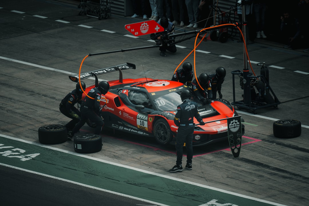 Video | Verstappen stapt in auto bij eerste wissel 24 uur van Nürburgring