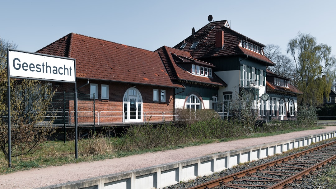 Peter (48) heeft een bord van station Gent-Dampoort in de tuin hangen: “Nu nog een stationsklok”