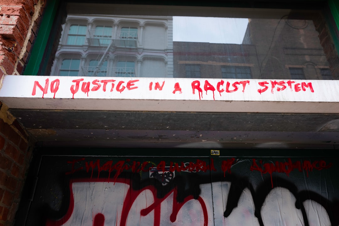 Politie geeft video’s vrij in zoektocht naar man die racistische tekst achterliet bij kunstwerk