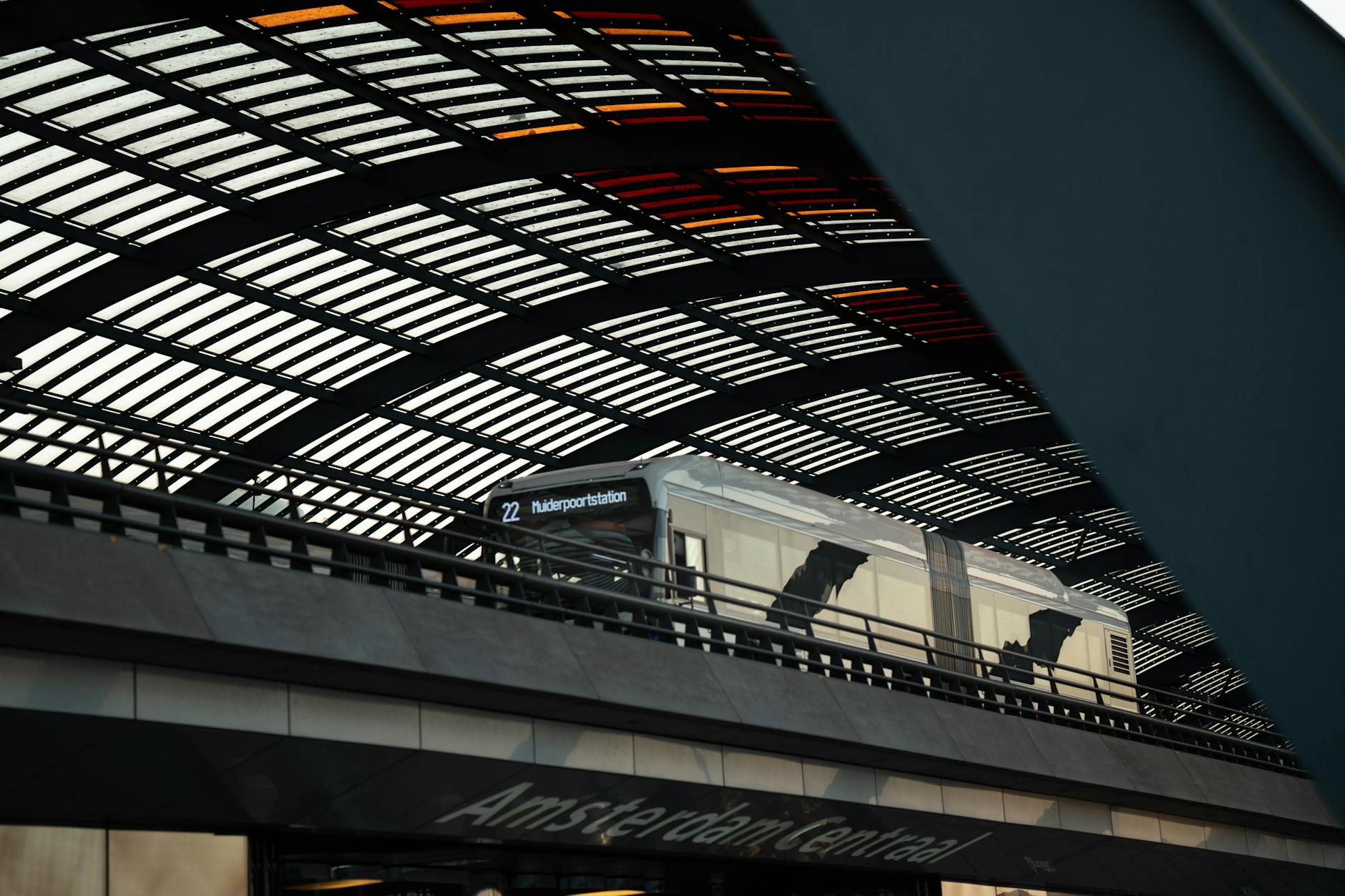 Vanaf dinsdag grote verkeershinder rondom Amsterdam-Zuid: vijf dagen geen treinen op station Zuid, ook A4 en A10 Zuid beperkt bereikbaar