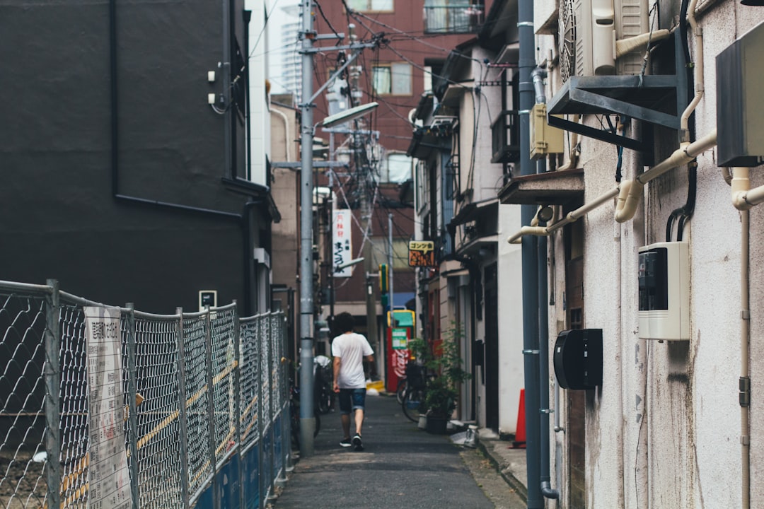 Video | Beer rent langs inwoners in centrum Japanse stad