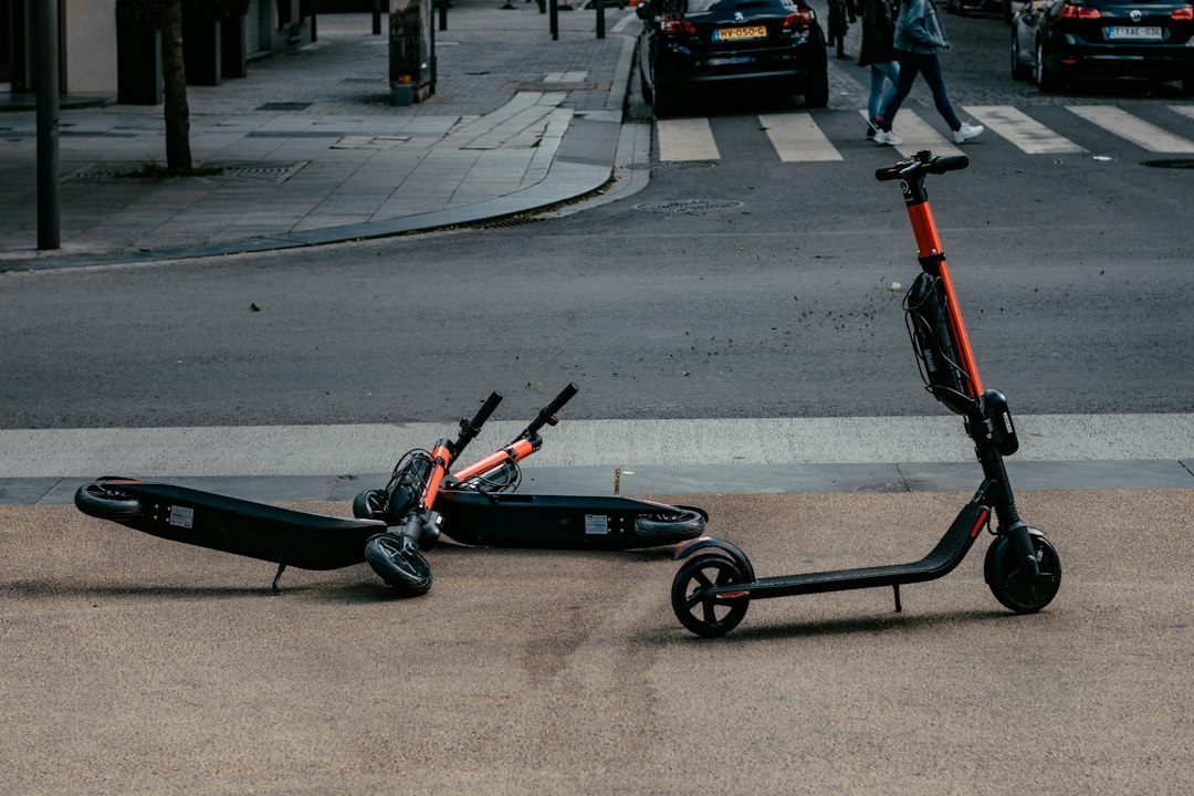 Scooterrijder gewond na tegen boom te zijn gereden
