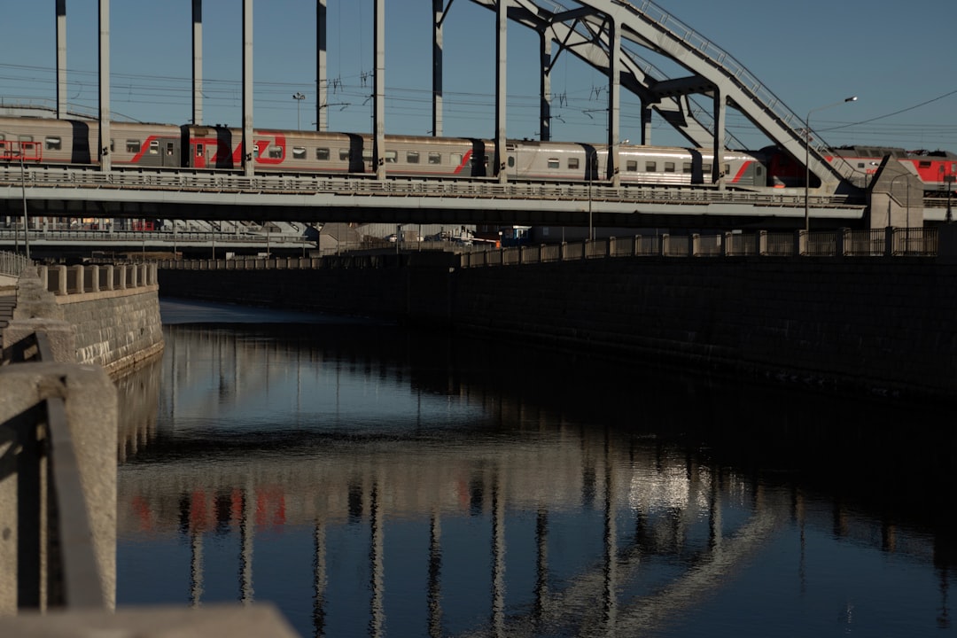 Hervatting treinverkeer naar Leer vertraagd: eerste passagiers op z’n vroegst in september over Friesenbrücke