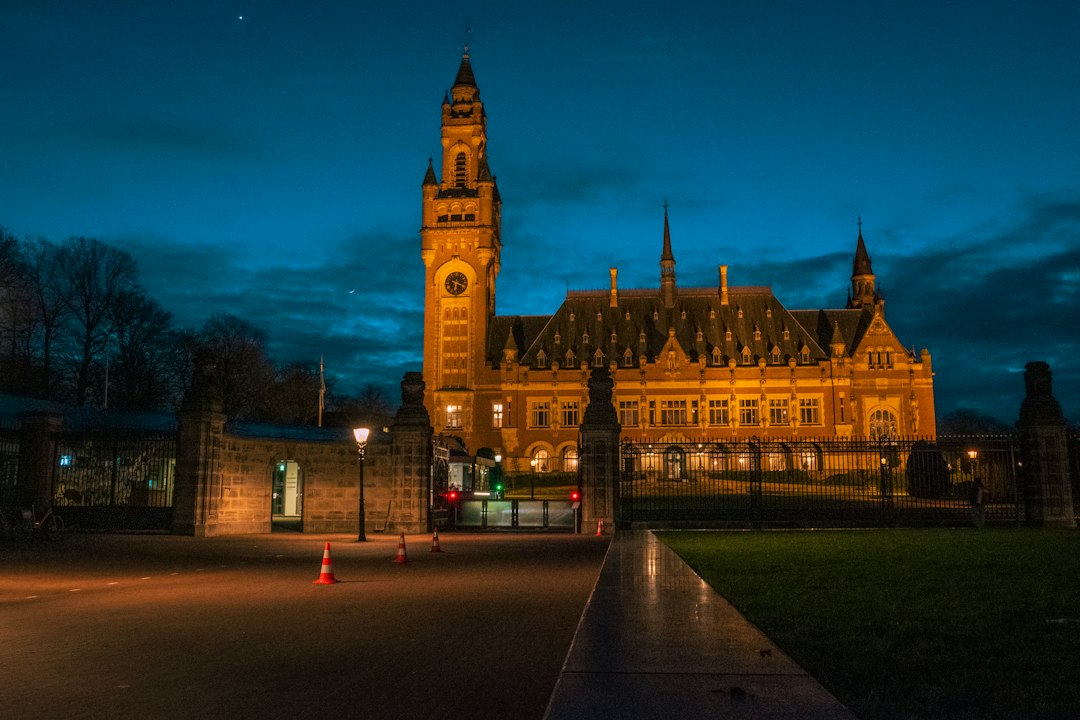 Regering-Trump bereidt sancties voor tegen hele Strafhof in Den Haag
