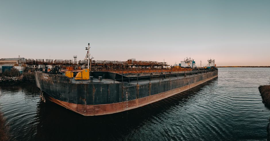 Goeienavond Rotterdam! 🌆 Vandaag aandacht voor lage waterstand in de haven, een kunstwerk boven het water en nieuwe maritieme kansen internationaal.