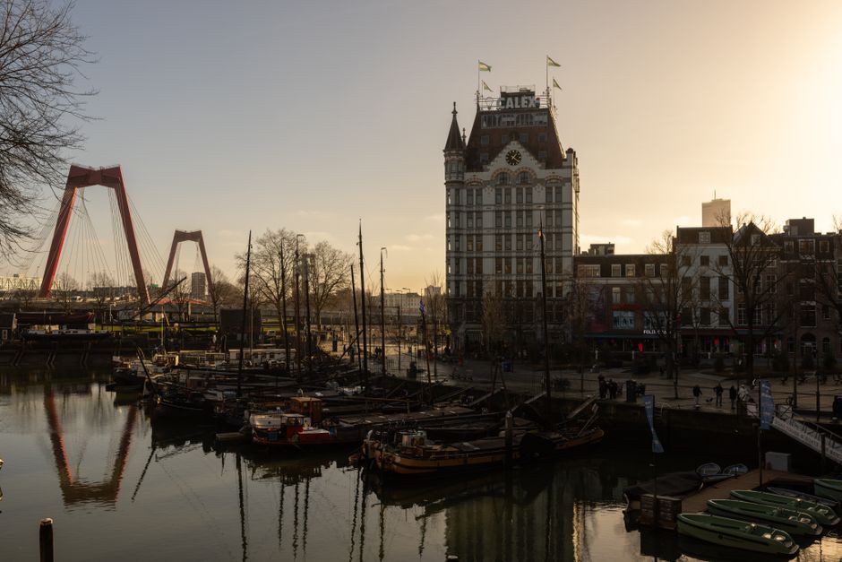 Het Witte Huis met het torentje in de Wijnhaven