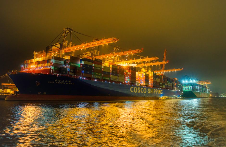 Haveneconoom Bart Kuipers onderscheiden met Sleepanker van Havenbedrijf Rotterdam