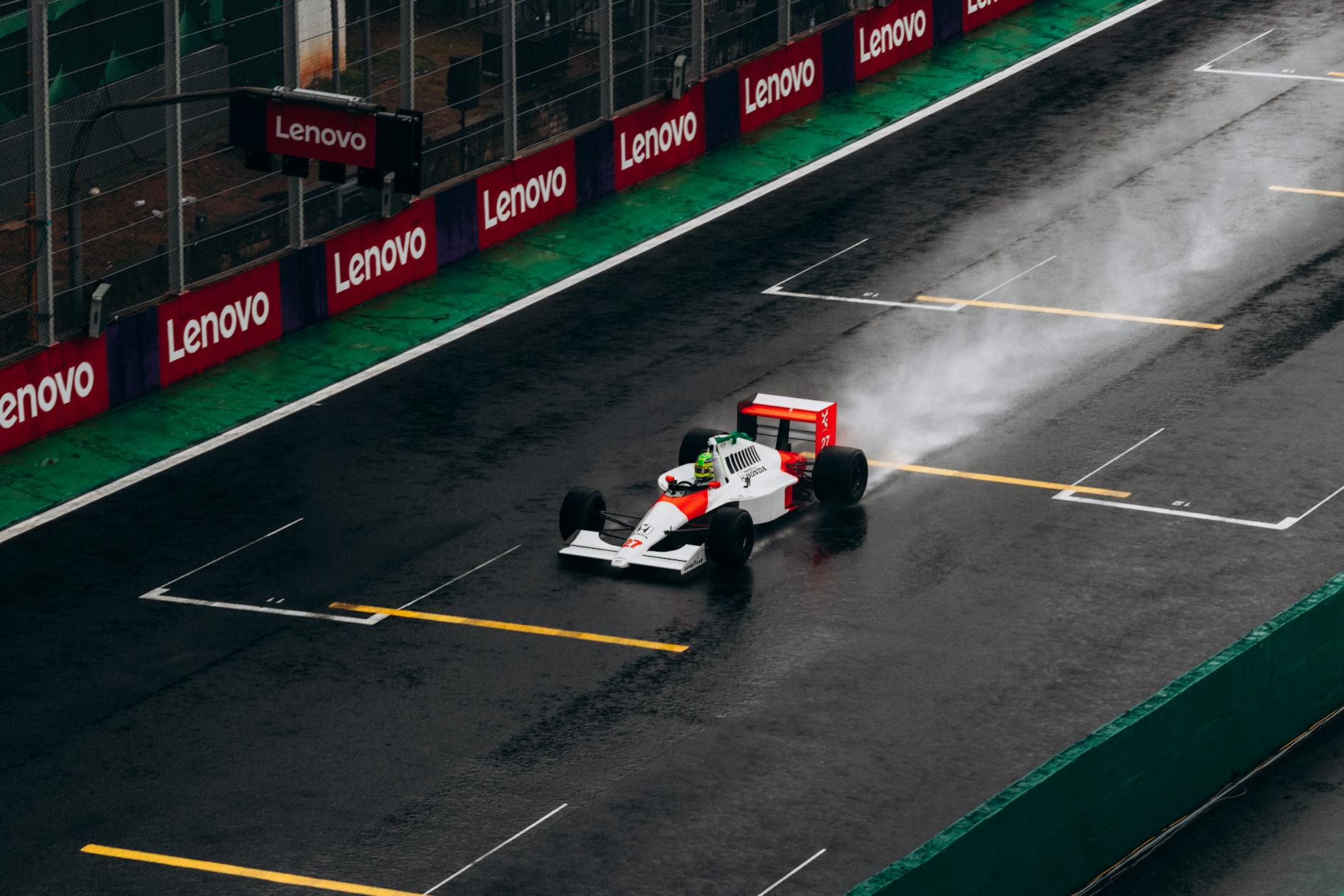 Verstappen zorgt voor spektakel op Nürburgring: 'Heb in regen verschil gemaakt'