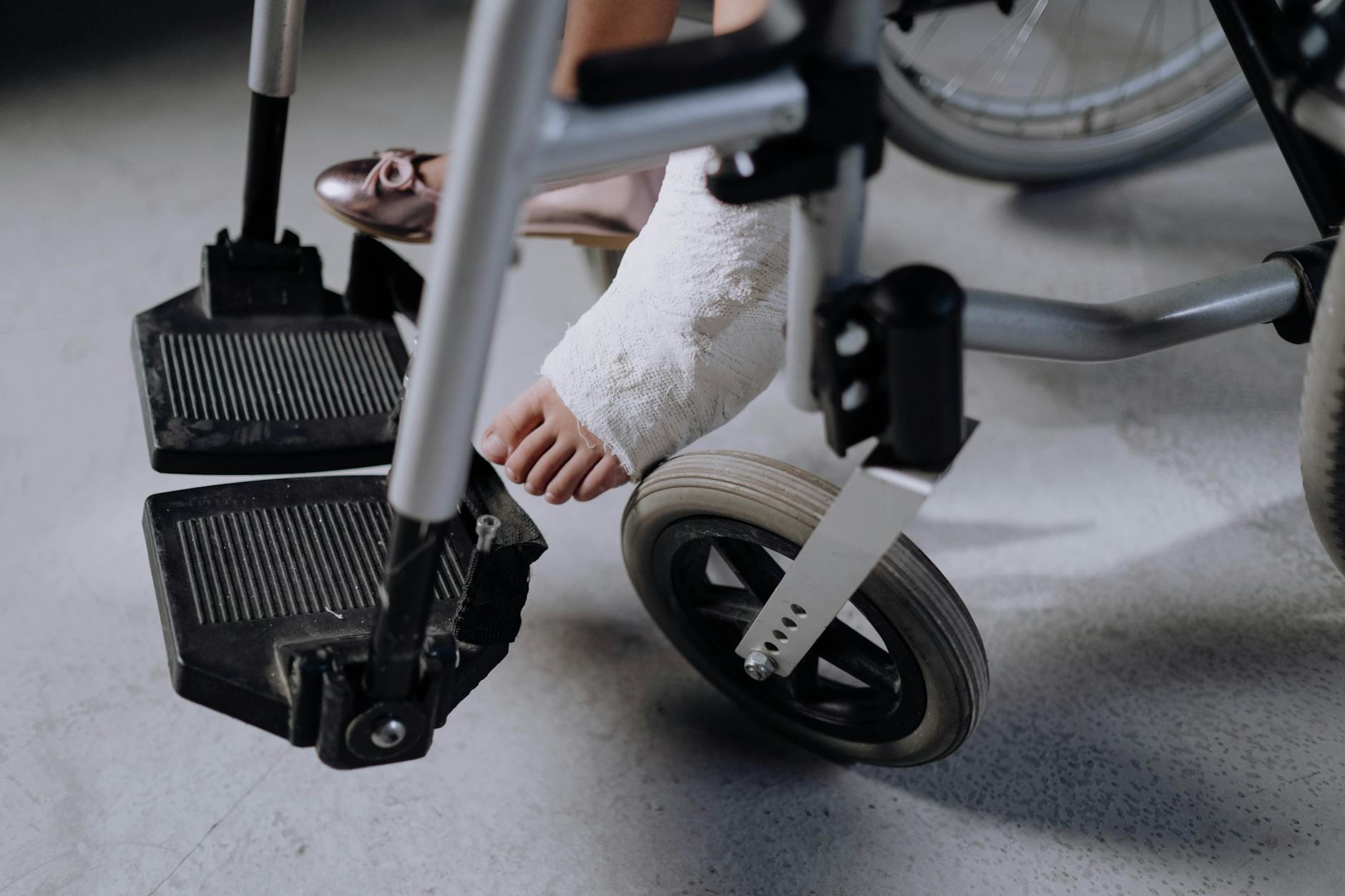 Vrouw in scootmobiel rijdt van de dijk af en raakt gewond
