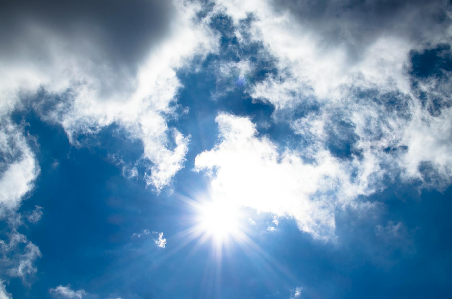 Het weer van vandaag: af en toe zon en droog