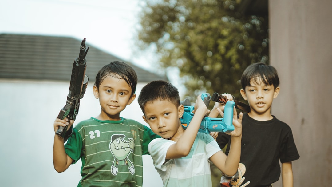 Politie in actie voor kinderen met ‘vuurwapens’ gekocht op de vrijmarkt