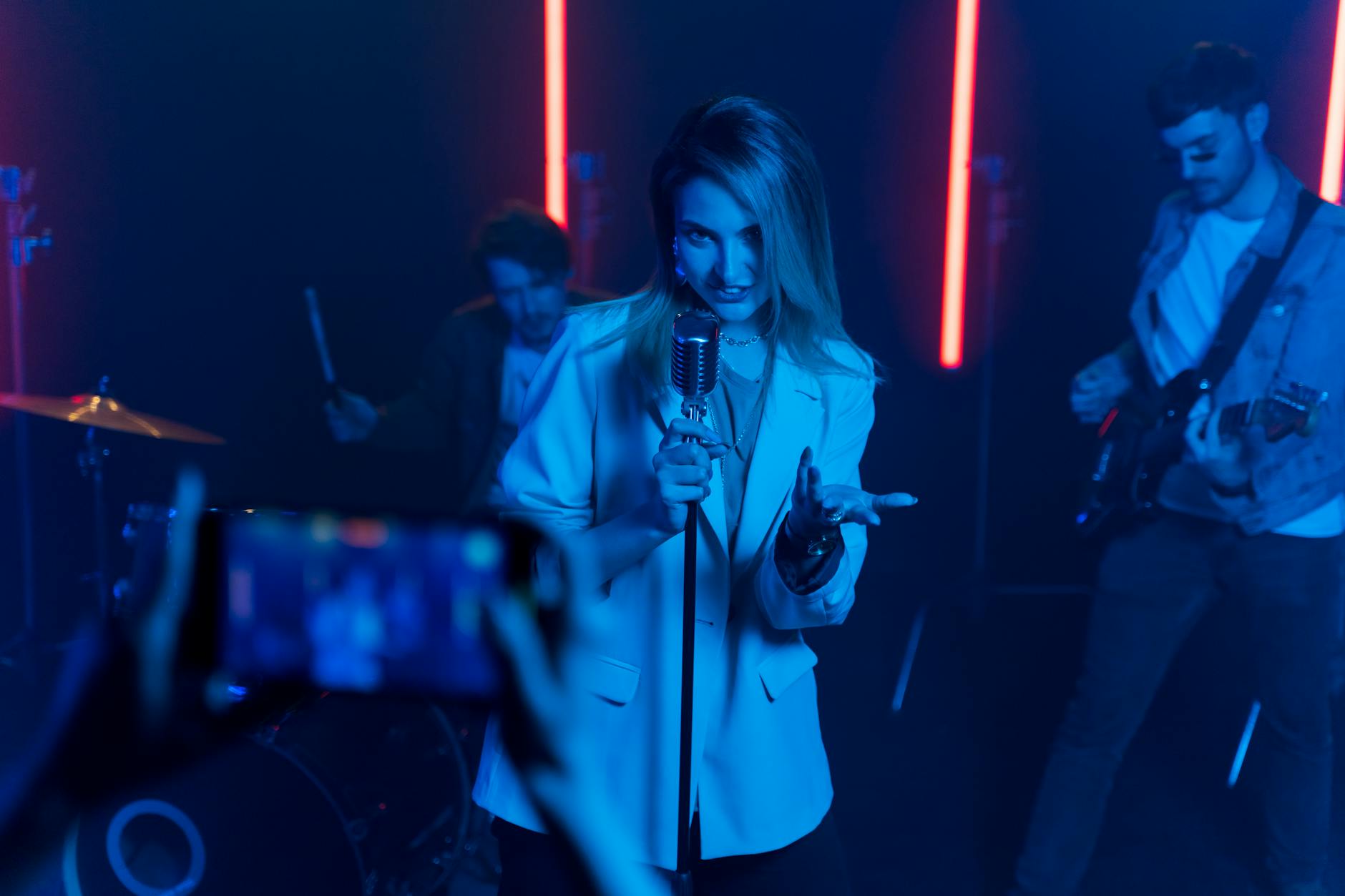 Hextet betovert Bleiswijk met debuutconcert én single ‘Mia’