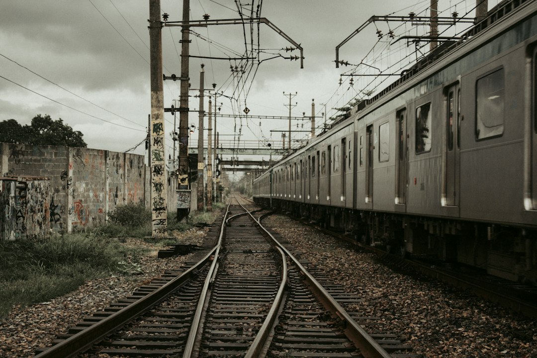 Jongen valt ‘s nachts van rijdende trein en raakt gewond: ‘Trein reed met hoge snelheid toen hij viel’
