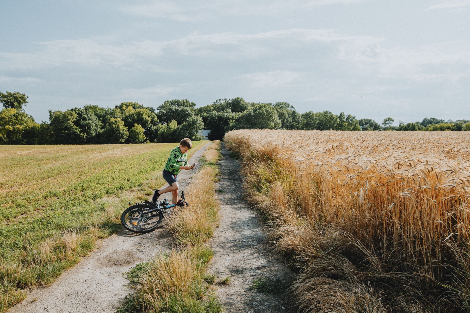 Fietser ziet kabel tussen twee wagens niet en raakt gewond