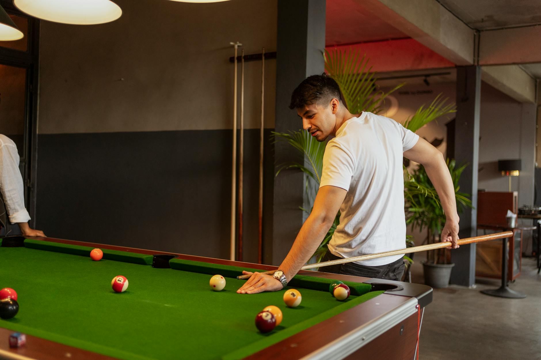 Haagse Snooker Club floreert in Megastores, maar sorteert voor op verhuizing: ‘Die tafels wegen 1250 kilo’