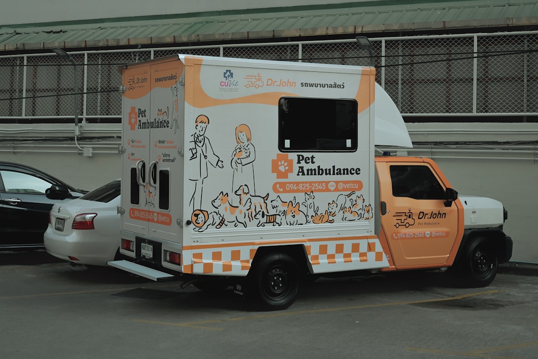Goeiemorgen Rotterdam! ☕ Vandaag aandacht voor milieuzones die de Dierenambulance dwarszitten, twee meldingen uit de meldkamer, en een voetbaltoernooi met drama om de hoek.
