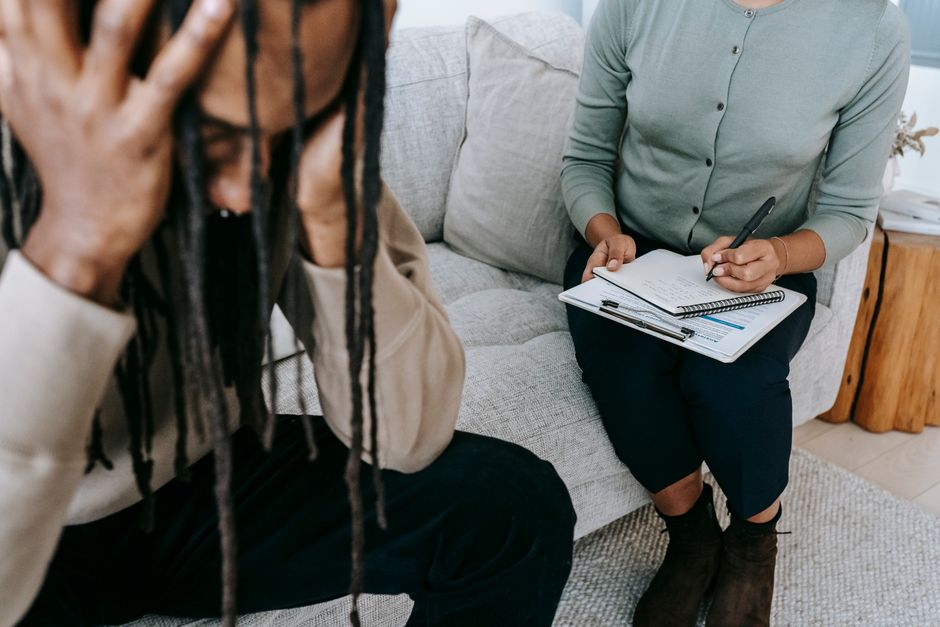 Stacy pleit samen met Krachtvrouwen voor een plegersopvang, Peter biedt pand aan