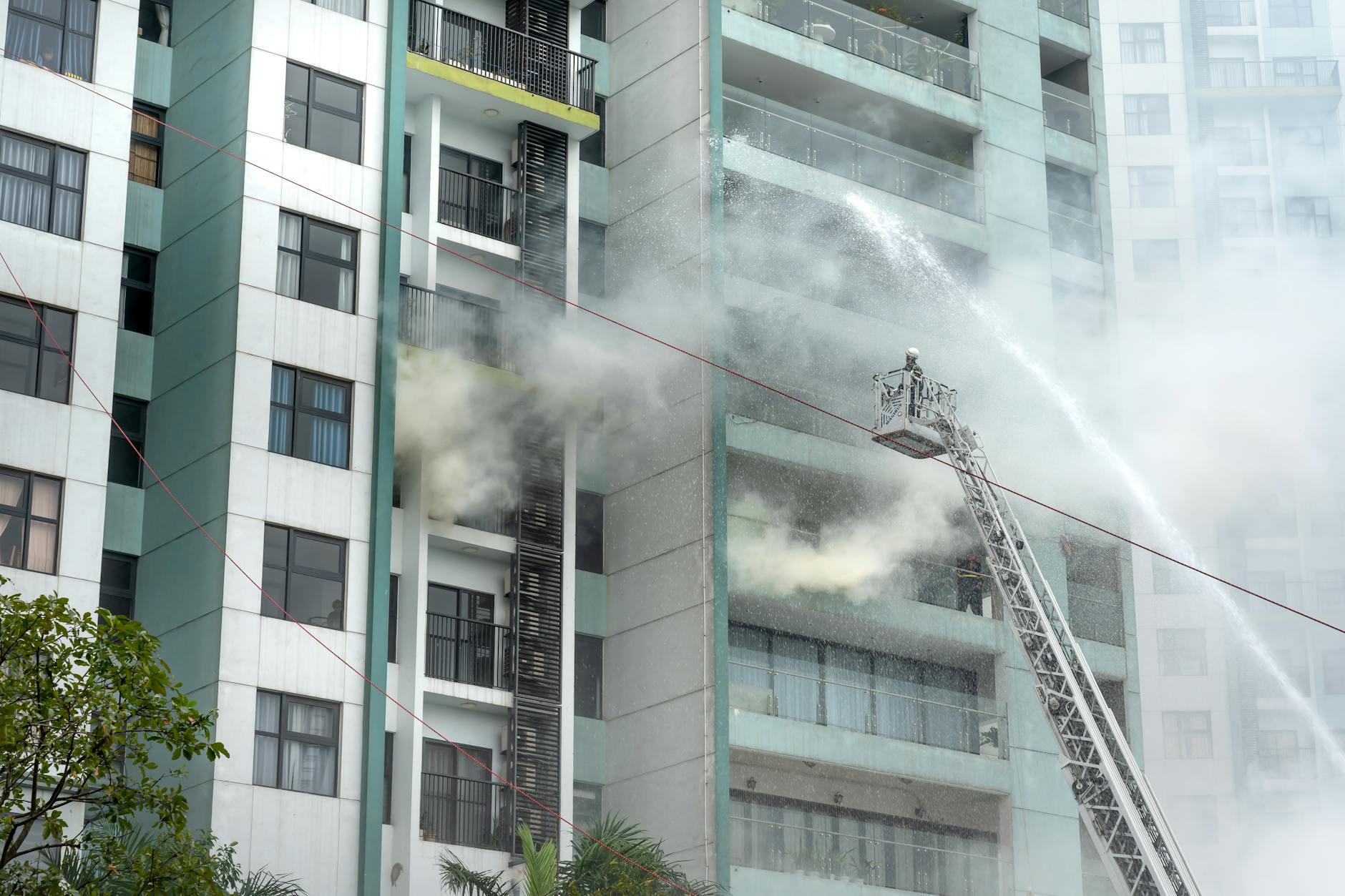 Veel schade na kelderbrand appartementencomplex Leeuwarden - Omrop Fryslân