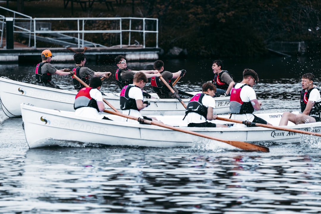 Roeiers strijden om het blik bij de Westelijke Regatta
