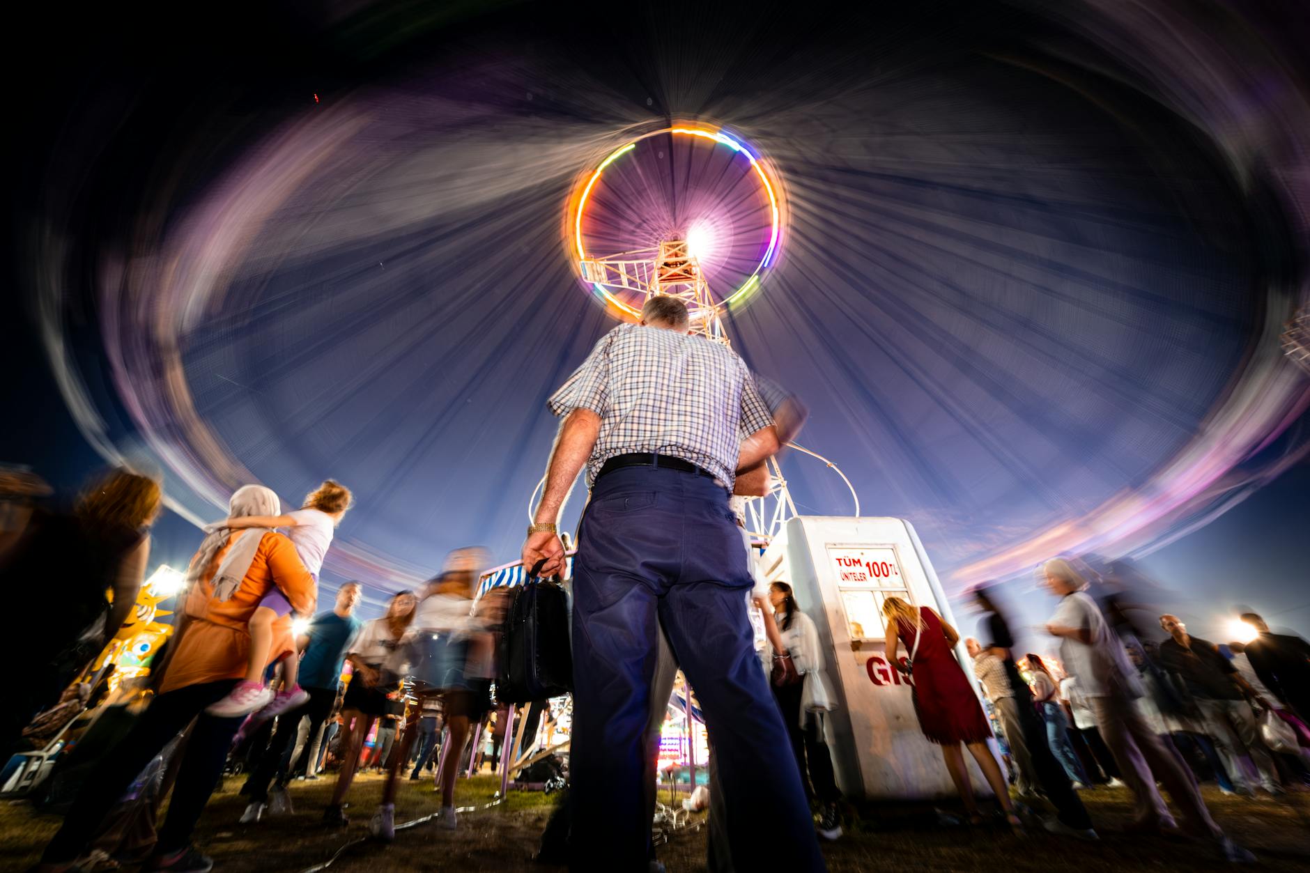 Ouderen op de kermis samen met studenten van Stichting Ons Groningen