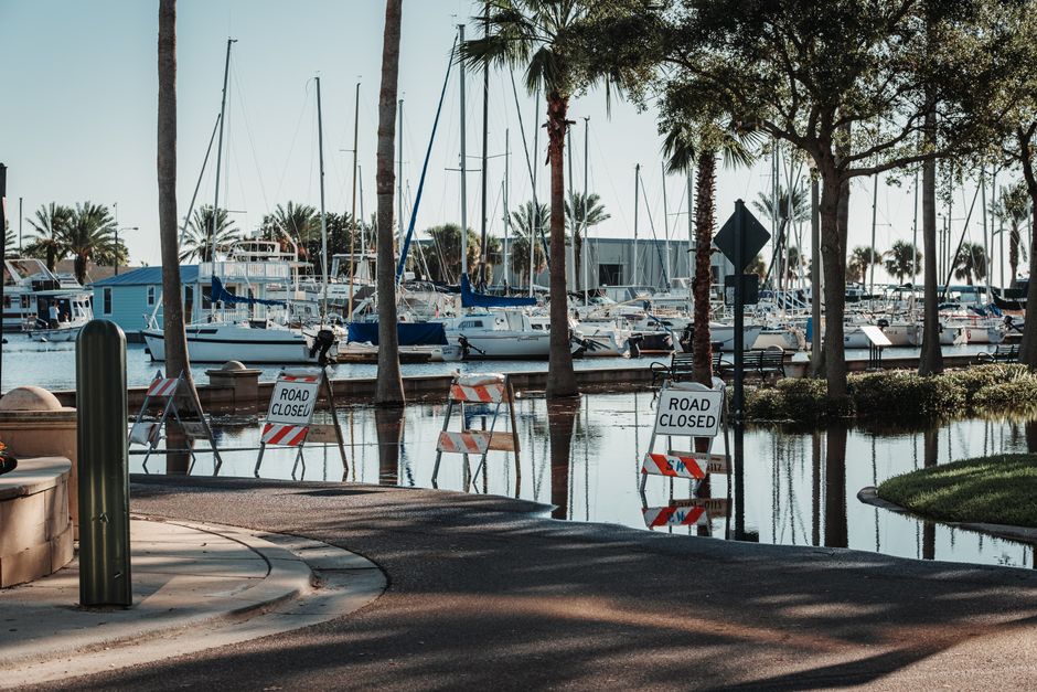 Kade Vlaardingen onder water: sommige plekken 40 centimeter hoog