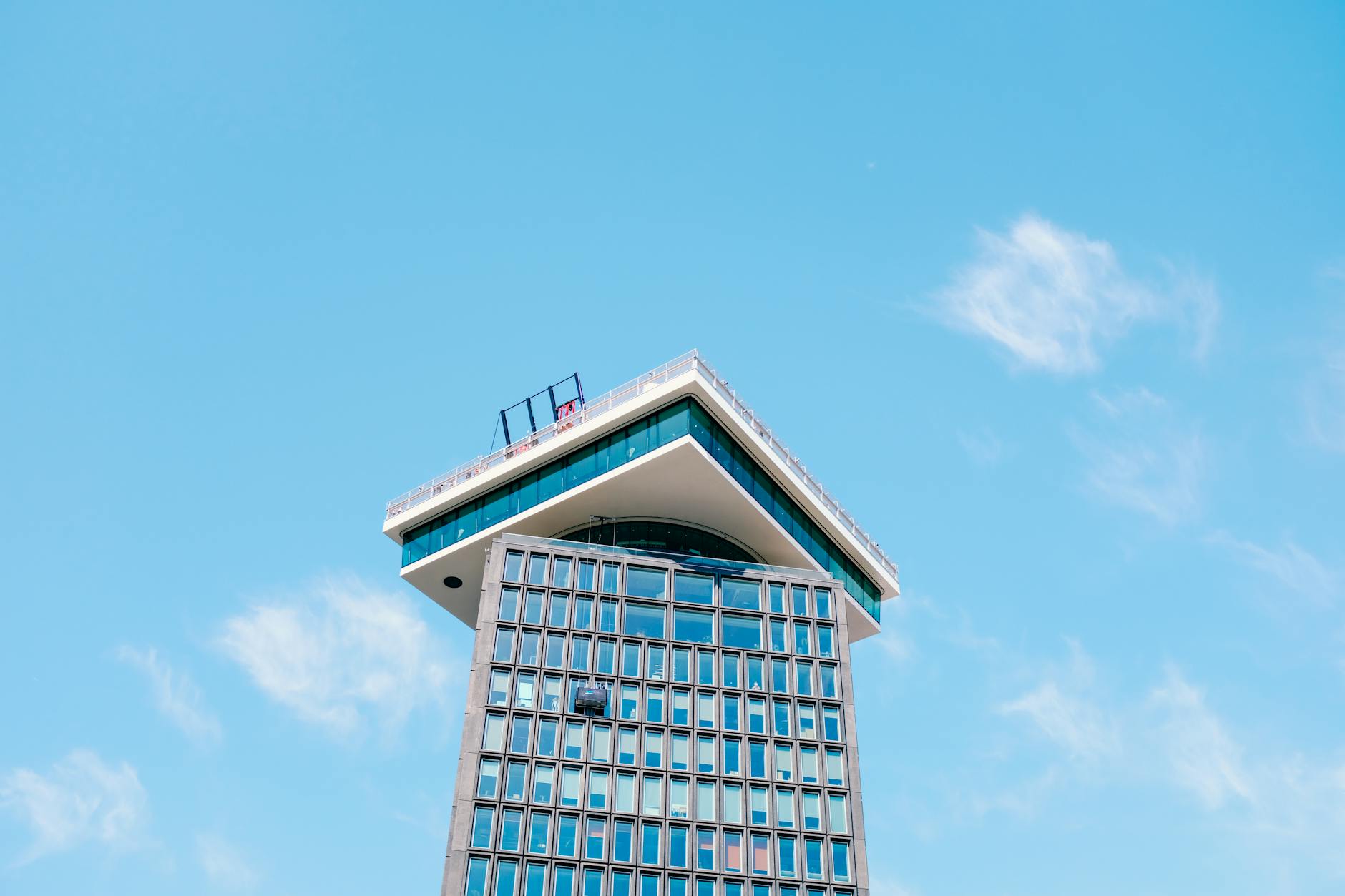De A’dam Toren bestaat 10 jaar: hebben Amsterdammers het buitenbeentje nu echt omarmd? ‘De schommels hóren bij de stad’