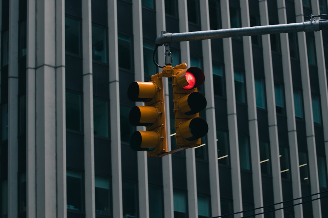 Inwoners slaan alarm over verkeerslichten op N65: auto’s en fietsers tegelijk groen, bijna-ongeluk met jongen