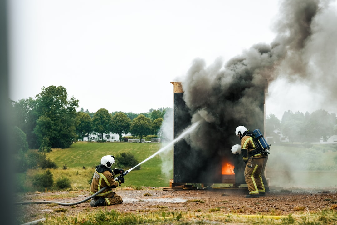 Brandweer blust echte brand tijdens oefening