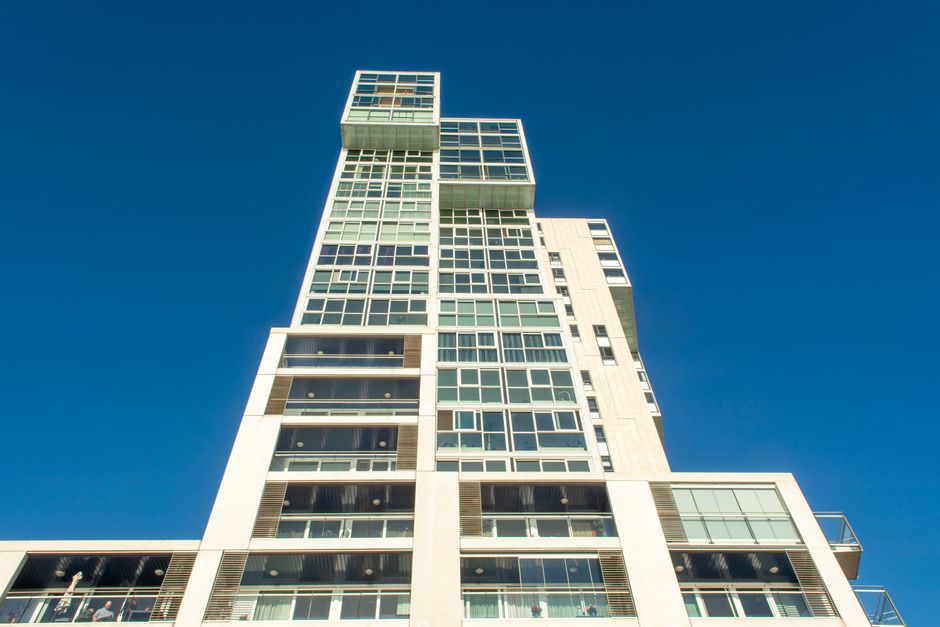 Tussen deze 100 jaar oude panden wordt een gloednieuw wooncomplex gebouwd