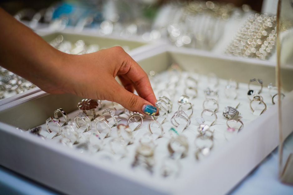 Ontevreden klant probeert sieraden bij juwelier mee te nemen