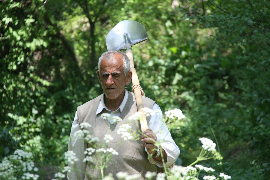 Henk (86) is het wachten zat en schoffelt Oostzaan zelf