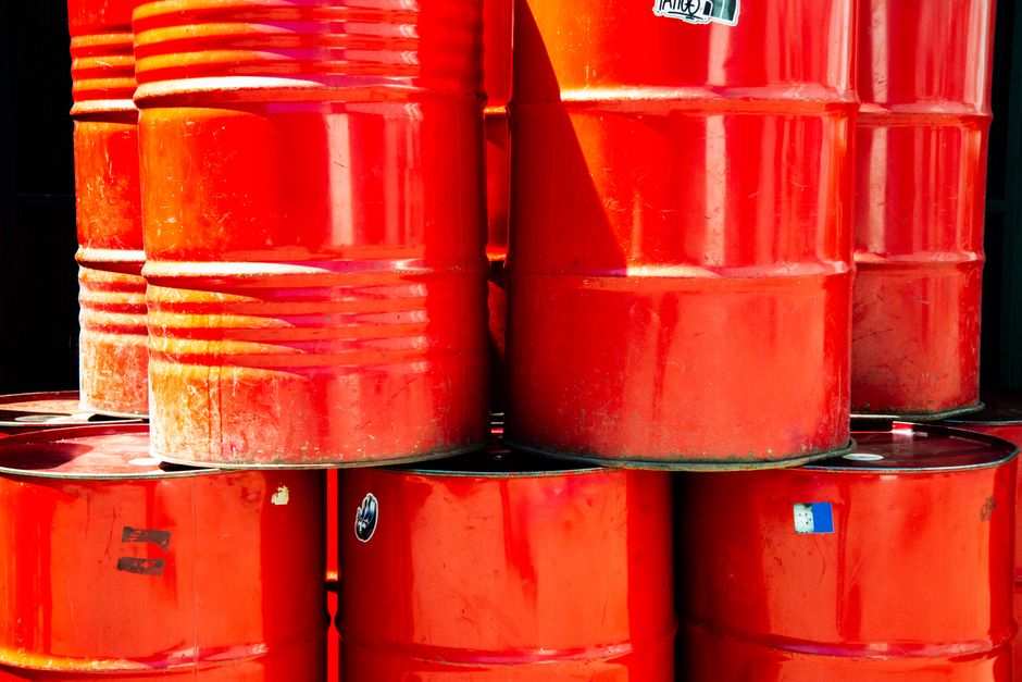 Grote hoeveelheid benzine ontdekt in woning: vaten in beslag genomen