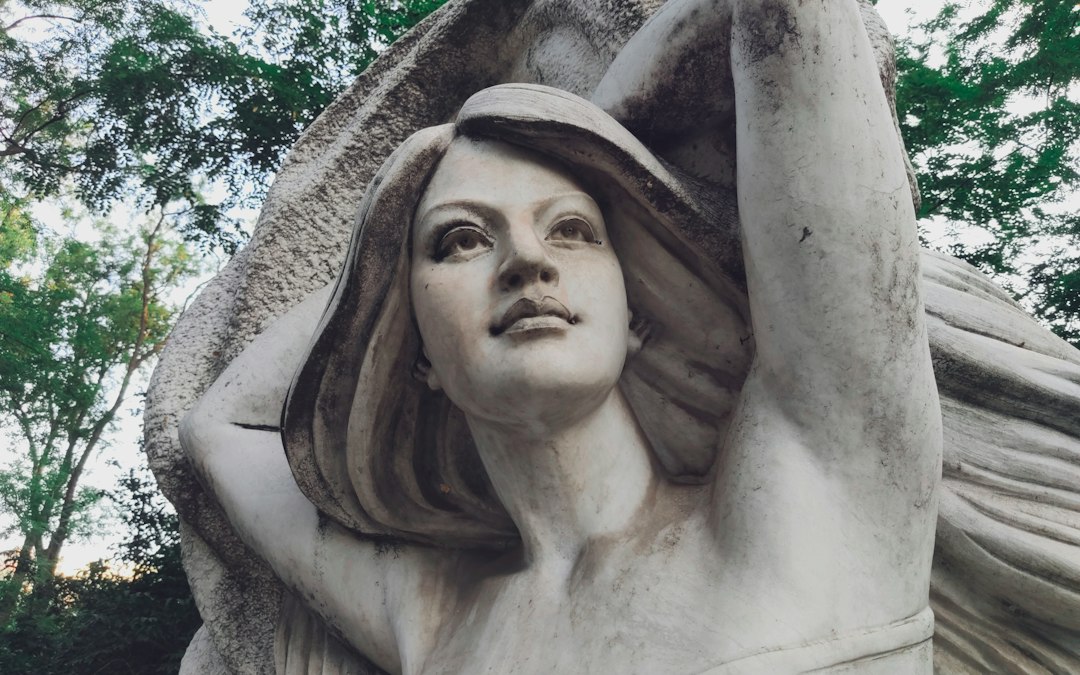 Moslima bevrijdt zich van stigma’s in nieuw kunstwerk aan Bos en Lommerweg