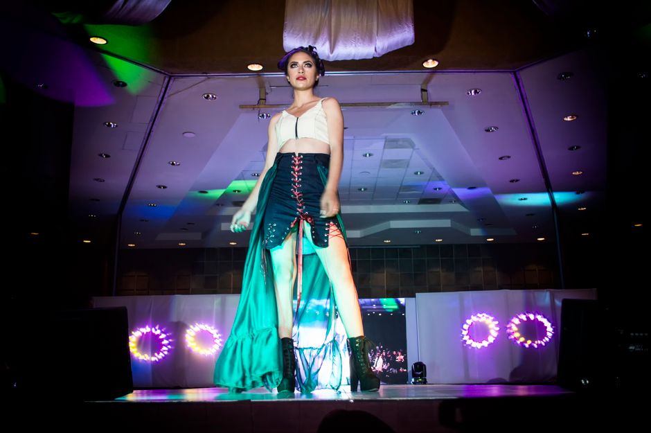 Goeienavond Rotterdam! 🌆 Charlois pakt groot uit met Fashion Week, en op de Willemsbrug gebeurde vandaag een flinke aanrijding.
