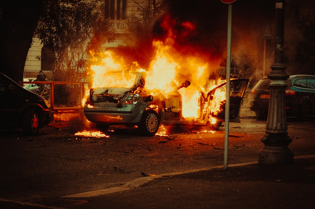 Auto over de kop en in brand na achtervolging in Emmen en autobrand in Assen
