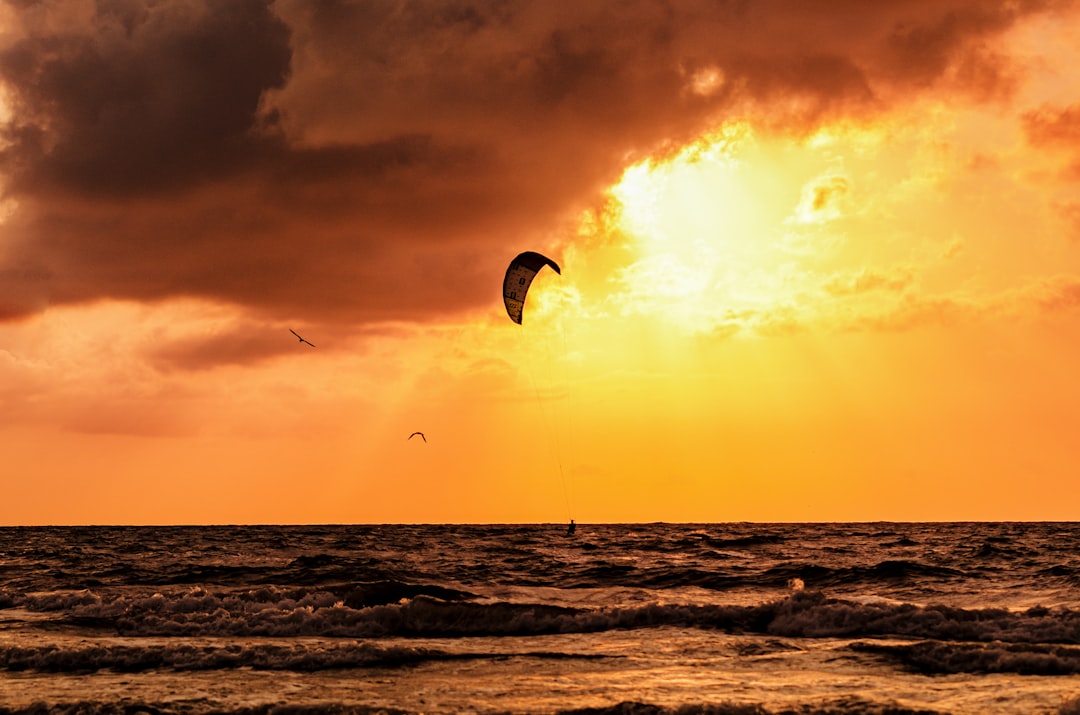 Kitesurfer overleden door de wind op strand in Rockanje