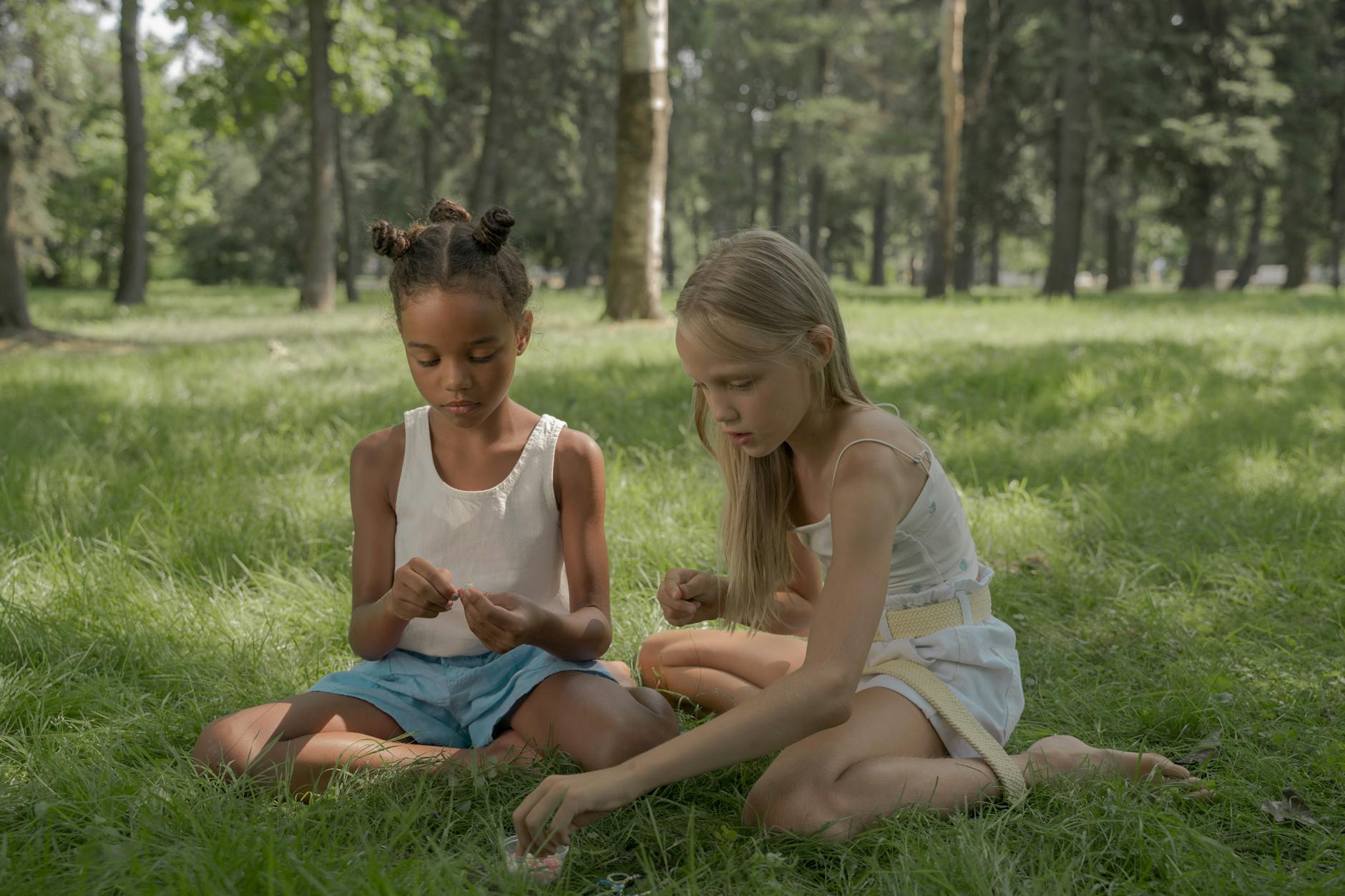Voor Pip en Thera is het park een plek om elkaar te ontmoeten en te spelen...