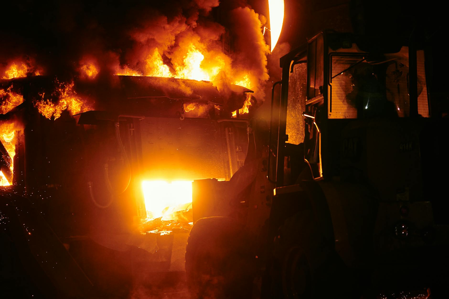 Accu van heftruck vliegt in brand bij bedrijfspand
