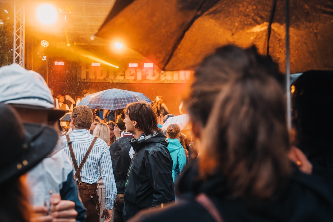 Live in Hasselt lokt 30.000 bezoekers, buien zorgen voor tijdelijke leegloop op pleinen - HBVL