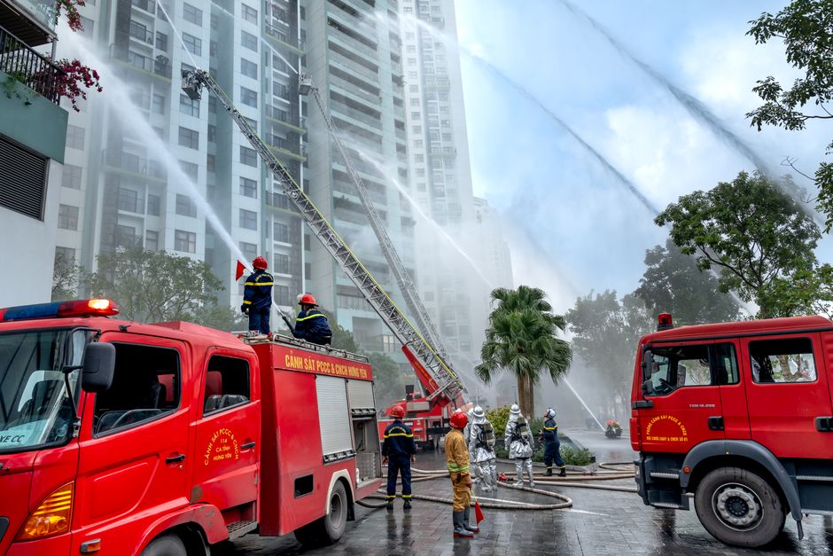 NL-Alert verstuurd voor zeer grote brand in bedrijfspand Rotterdam - NU