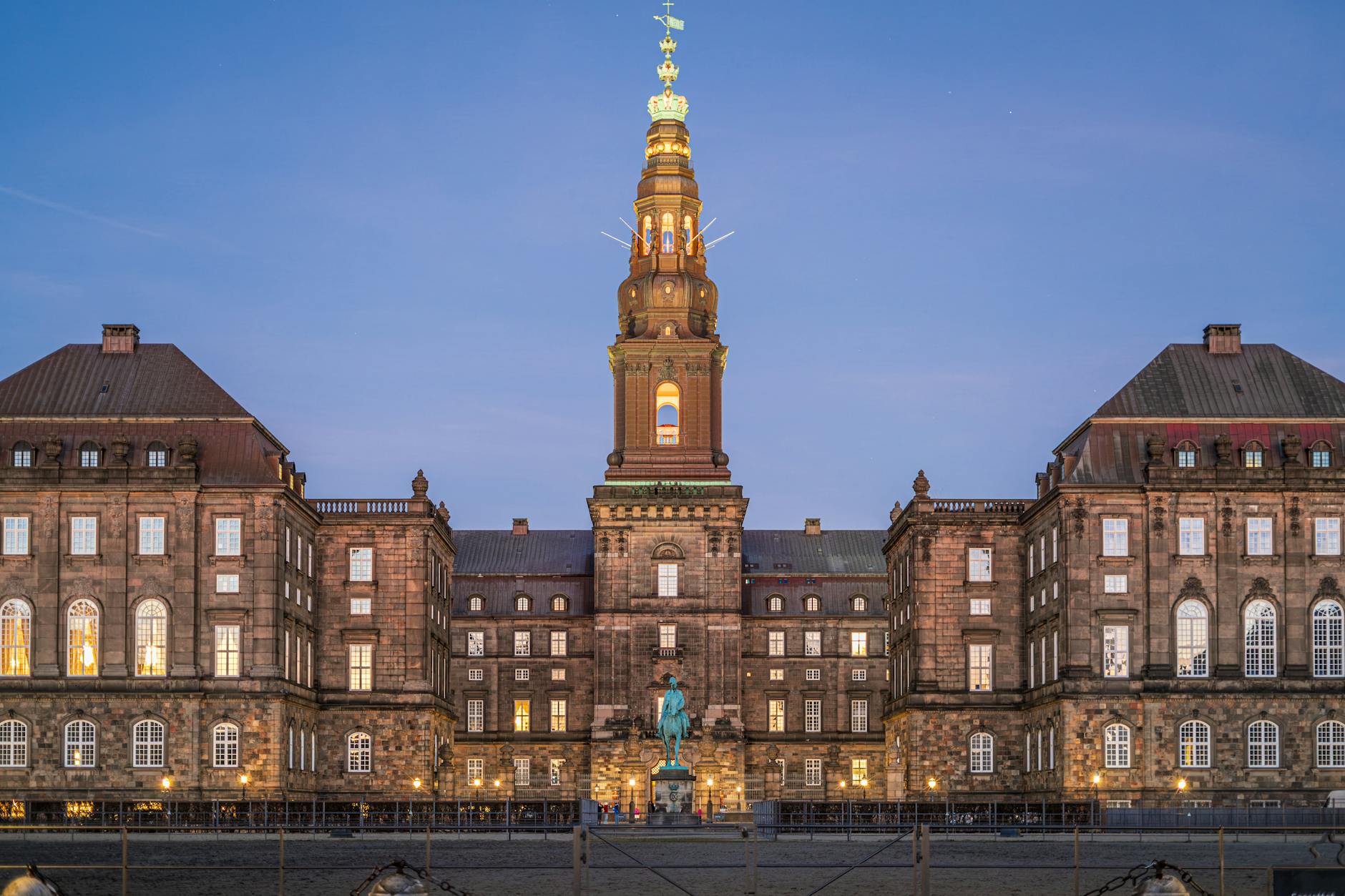 Premier Frederiksen rondt historisch lange formatie af: nieuwe centrumlinkse coalitie in Denemarken