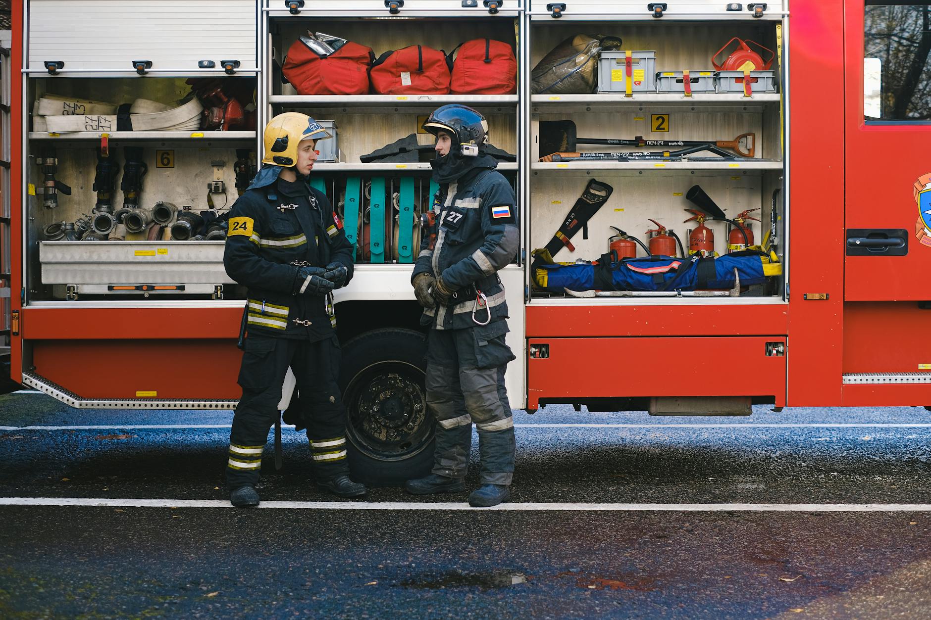 Brandweer op bezoek bij Ukkie Drive-In in de bibliotheek