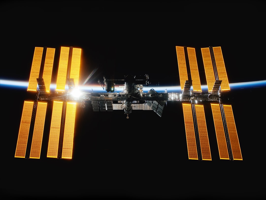 Evacuatie dreigt voor bemanning ISS, Russen proberen lek te dichten