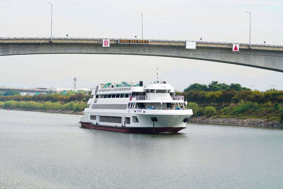 Nieuw-Zeelanders en Australiërs bezoeken Middelburg vanwege laag water op weg naar Budapest