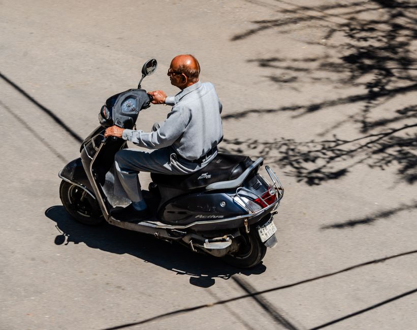 Omstanders redden man met scootmobiel uit het water